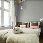 Krowoderska Comfort - By Upstairs شقة *